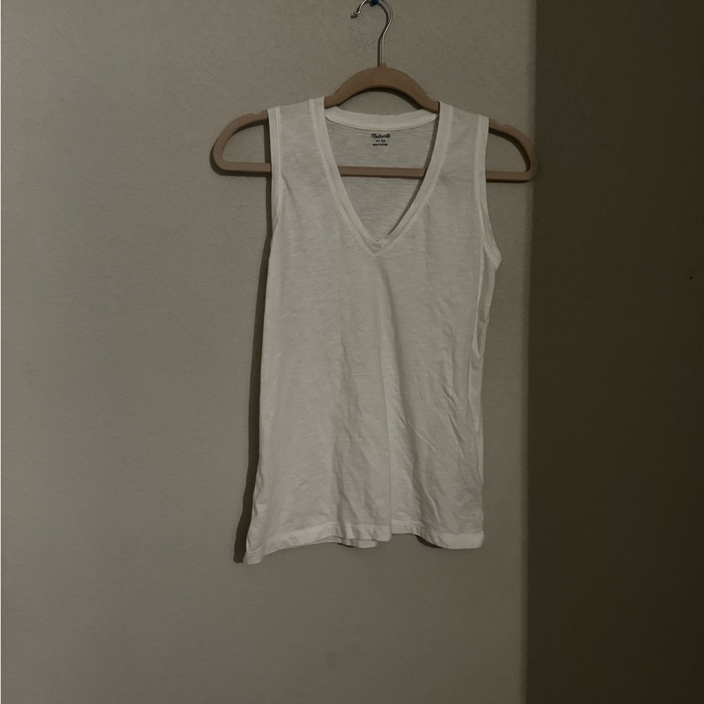 White and brown tee set